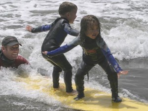 kids_surfing_lessons_01